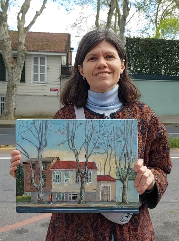 Viktoria Slavinska with her painting